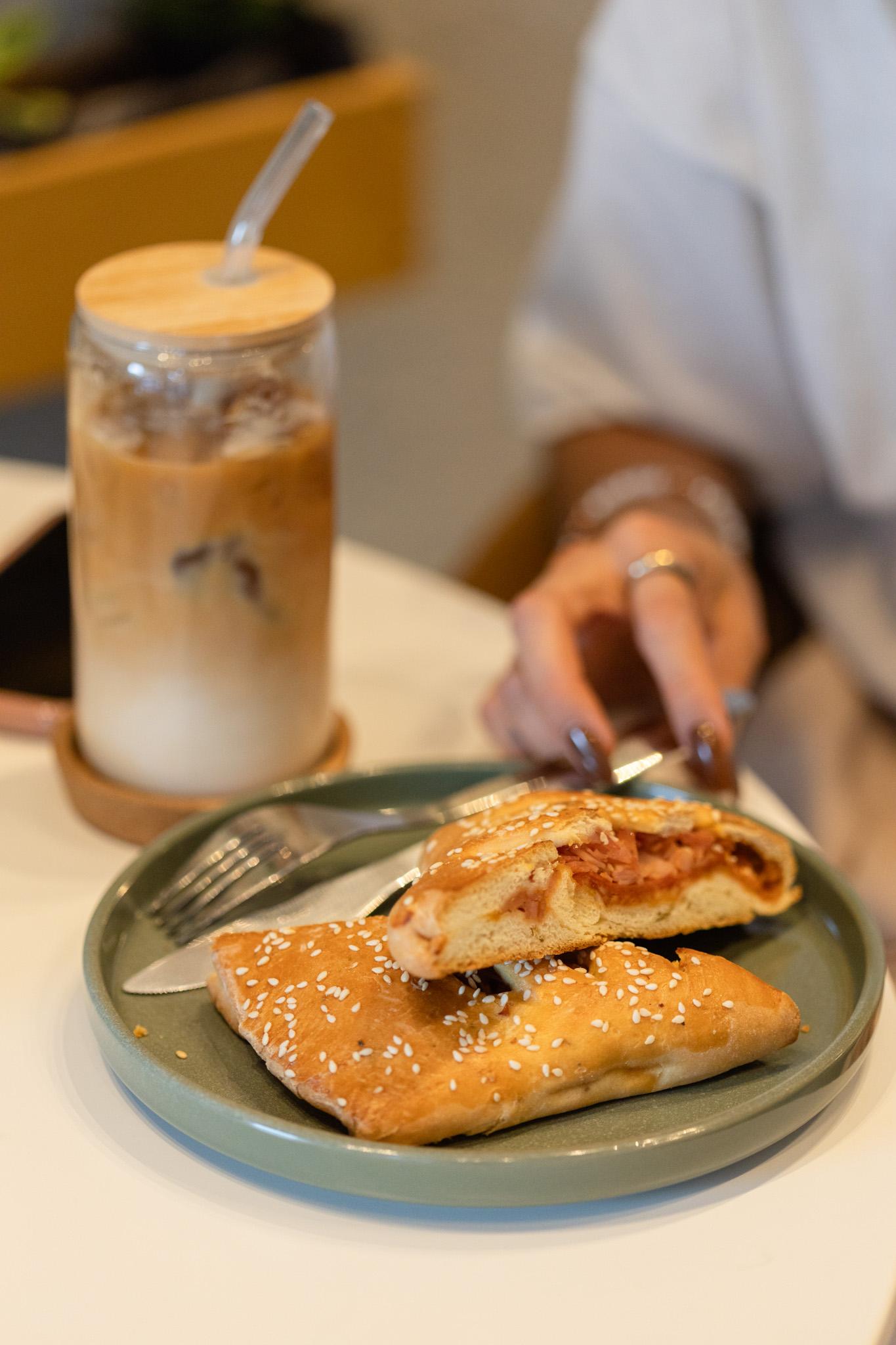 Promo: Latte en las Rocas + Baguette