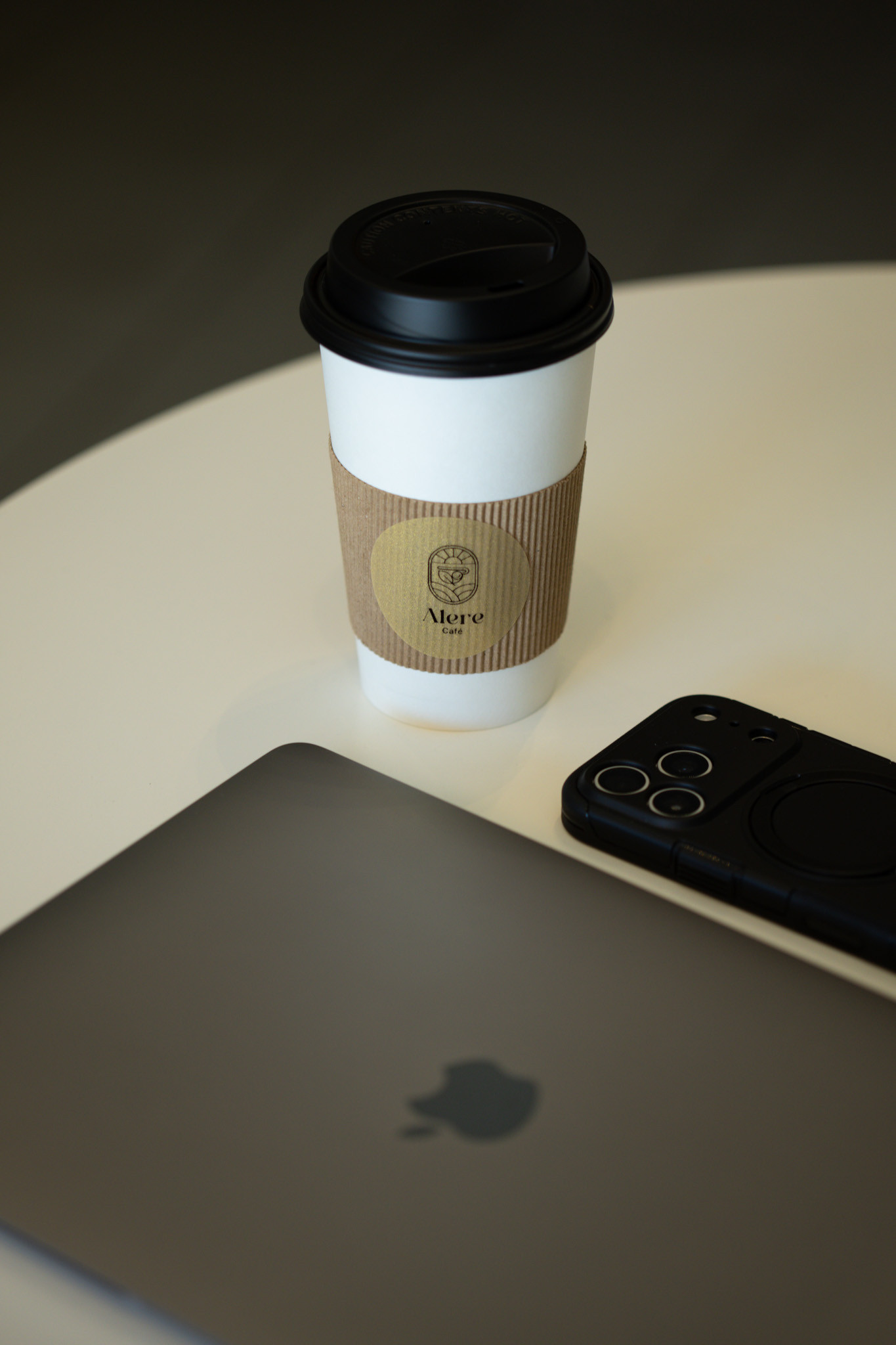 Interior de Alere Café · luz cálida y mesas comunitarias
