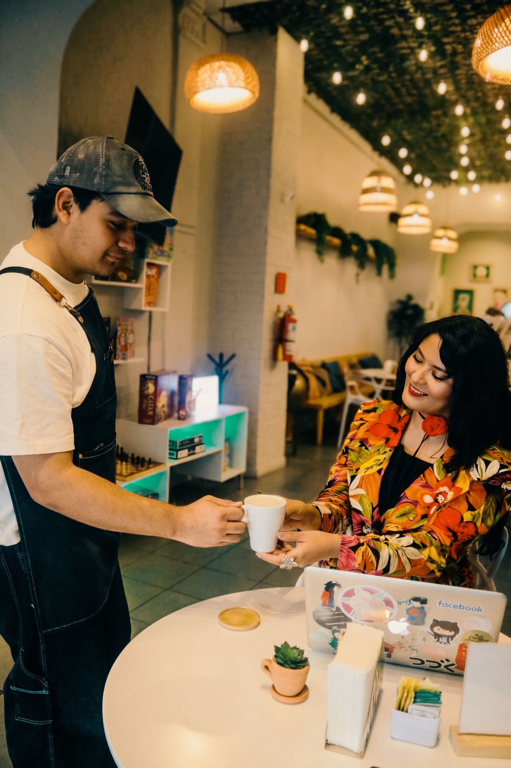Barista entregando un café en Alere