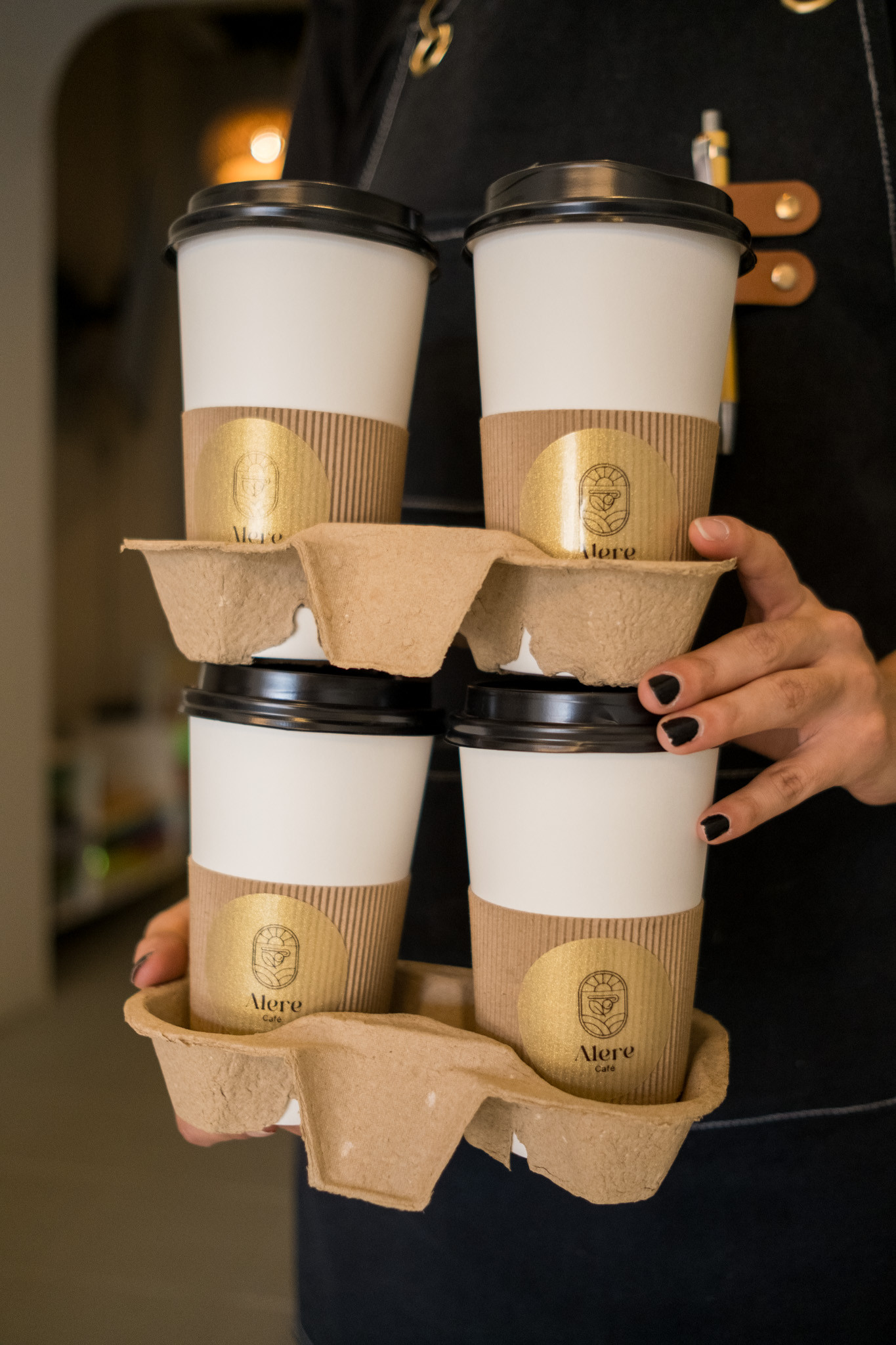 Pedidos para llevar con sticker dorado de Alere Café