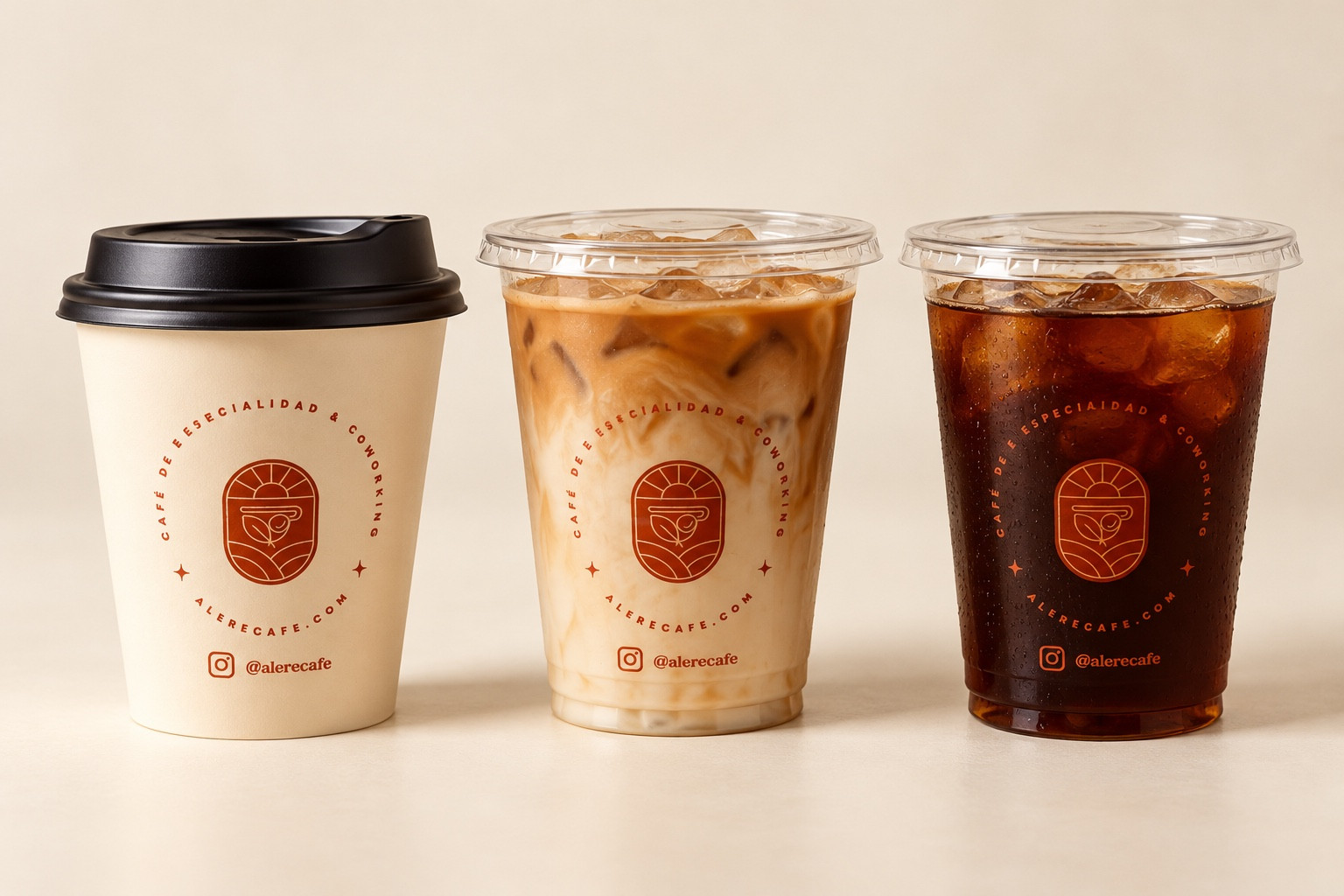 Vasos de café americano y latte del paquete Básico sobre la barra de Alere